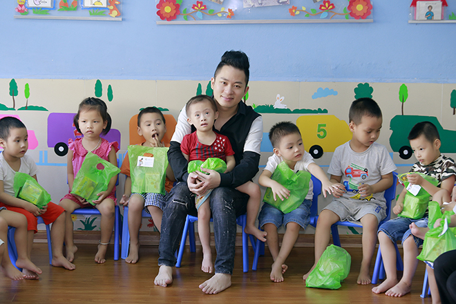 Ca sĩ Tùng Dương thăm và trao quà cho trẻ em tự kỷ ngày 1/6 (Nguồn – yeutretho.vn)