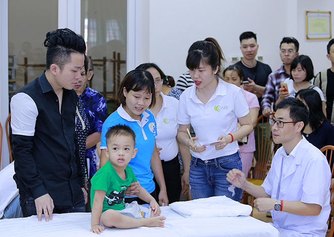 Ca sĩ Tùng Dương thăm và trao quà cho trẻ em tự kỷ (Nguồn – dantri.com.vn)